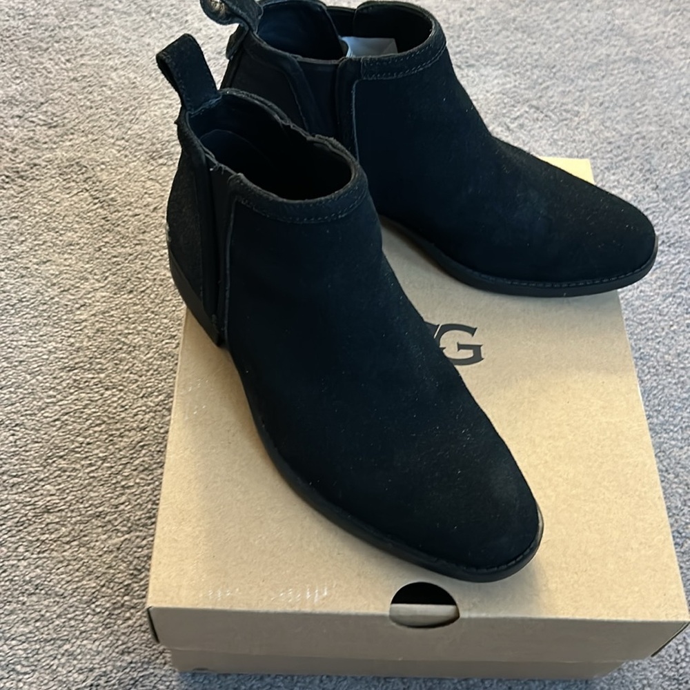 UGG SUEDE ANKLE BOOTIE